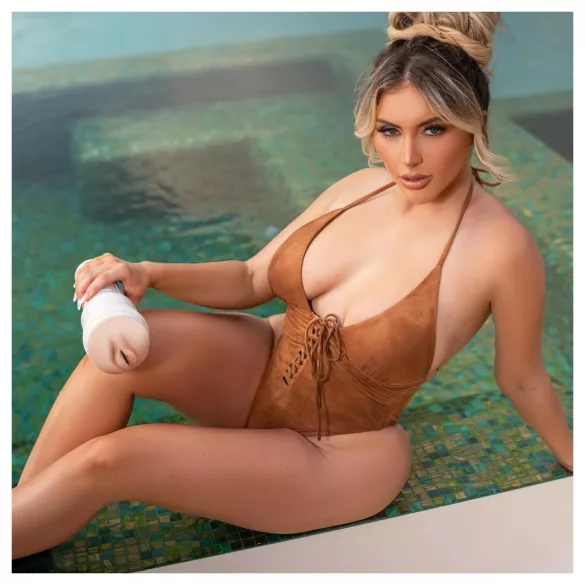 Fleshlight Kayley Gunner - вагина реалистична - цвят натурален